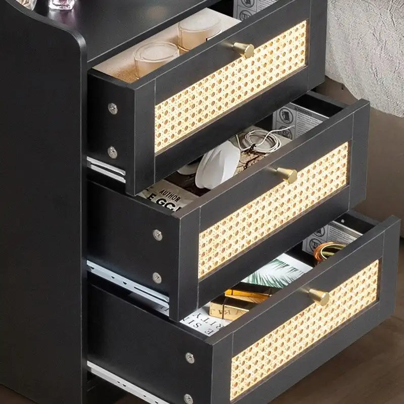 3 laatikon yöpöytä USB-latauksella